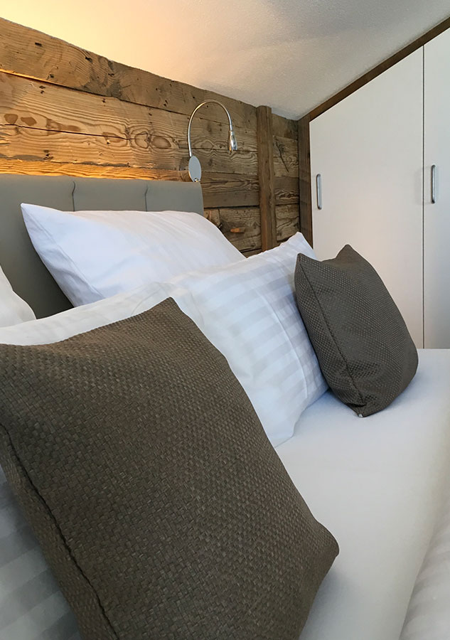 Schlafzimmer mit Doppelbett in der Ferienwohnung Shania Residence in Übersee am chiemsee.